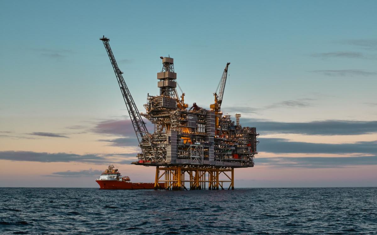 Oil offshore drilling platform ocean brent crude price chart gold coin bitcoin computer board