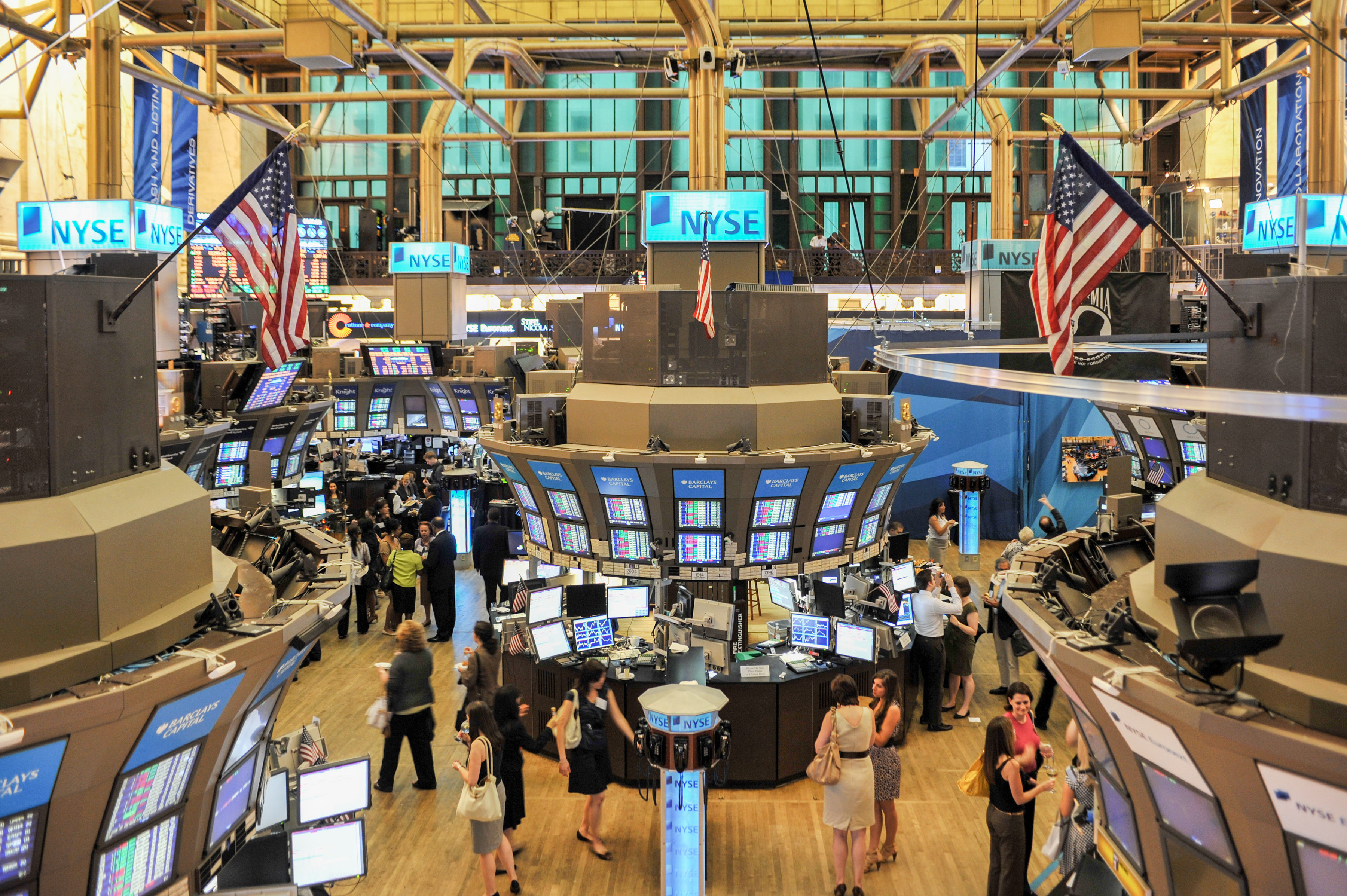Illustration of Nasdaq futures rebound and Fed rate expectations