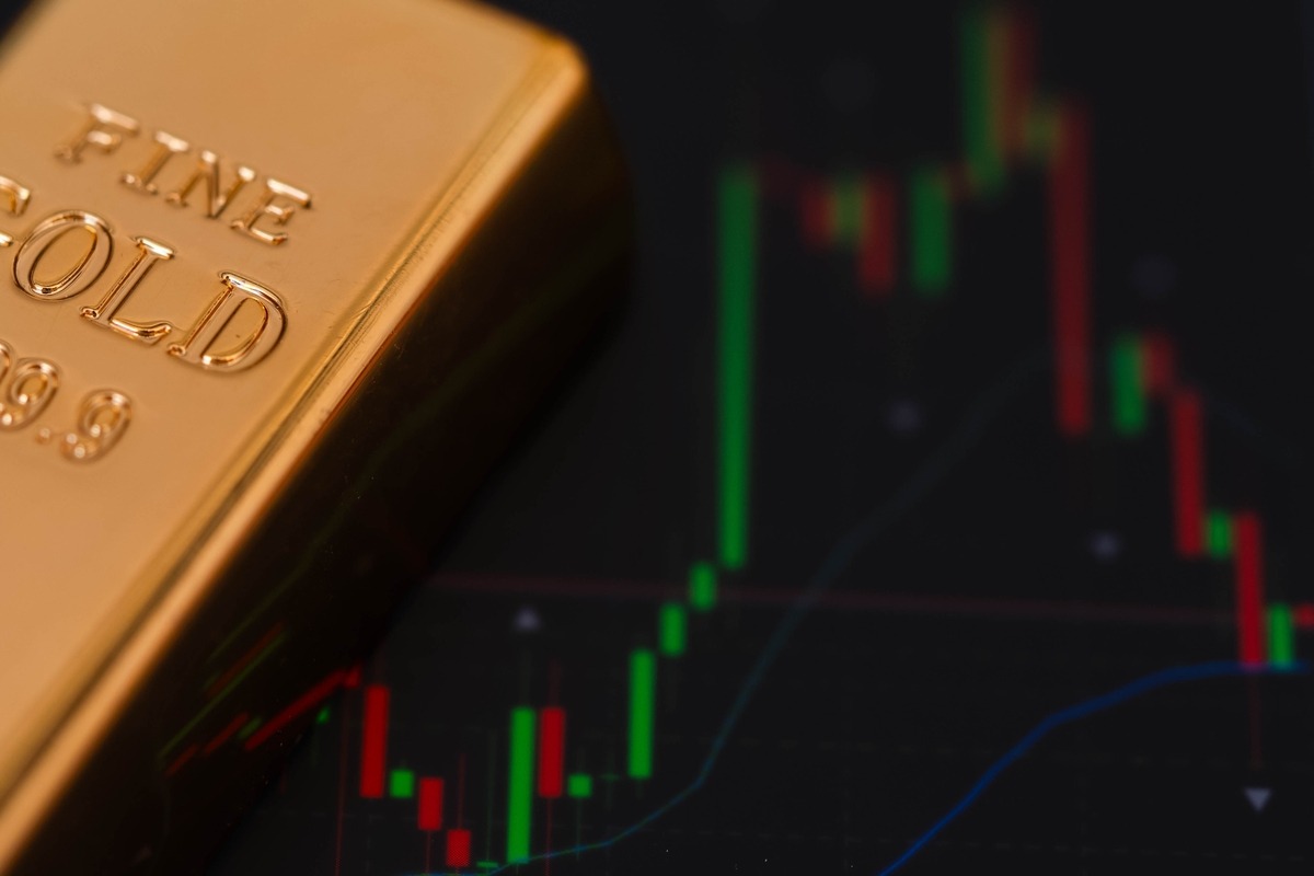 Illustration of gold support break and oil prices