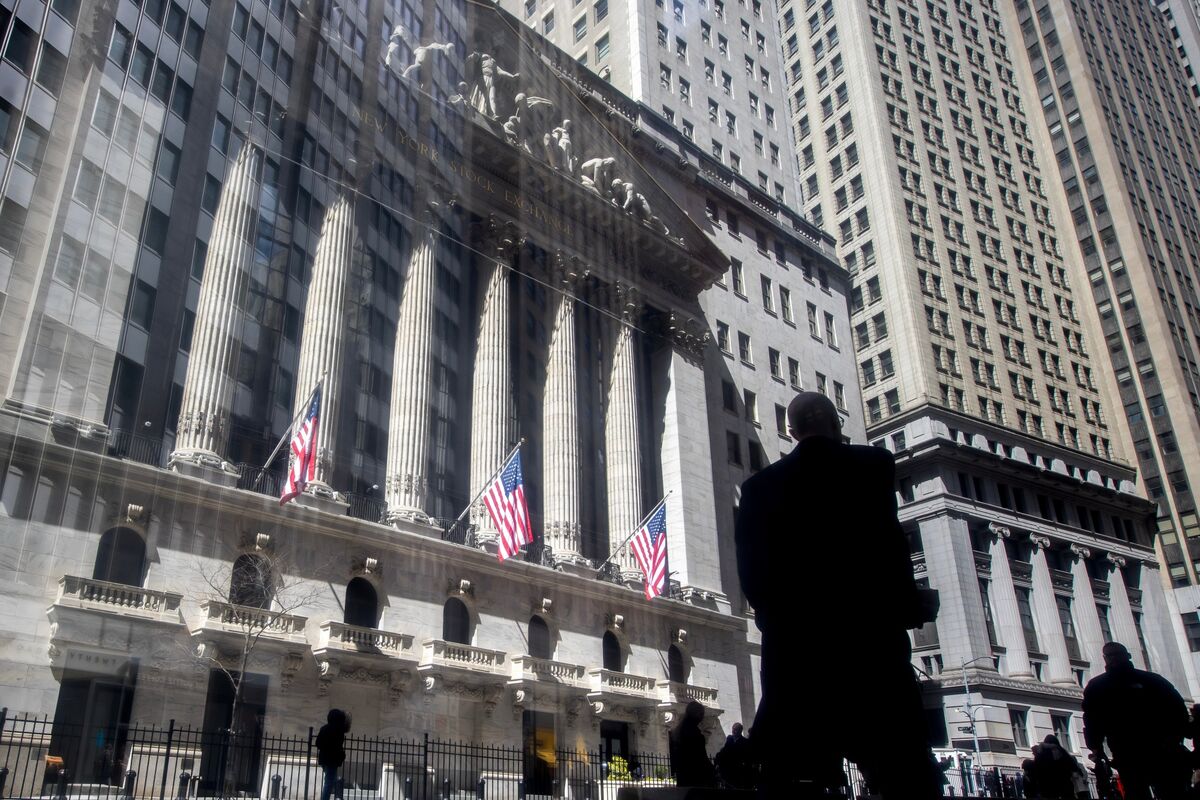 Wall Street trading floor showing declining stock indices and rising US treasury bond yields
