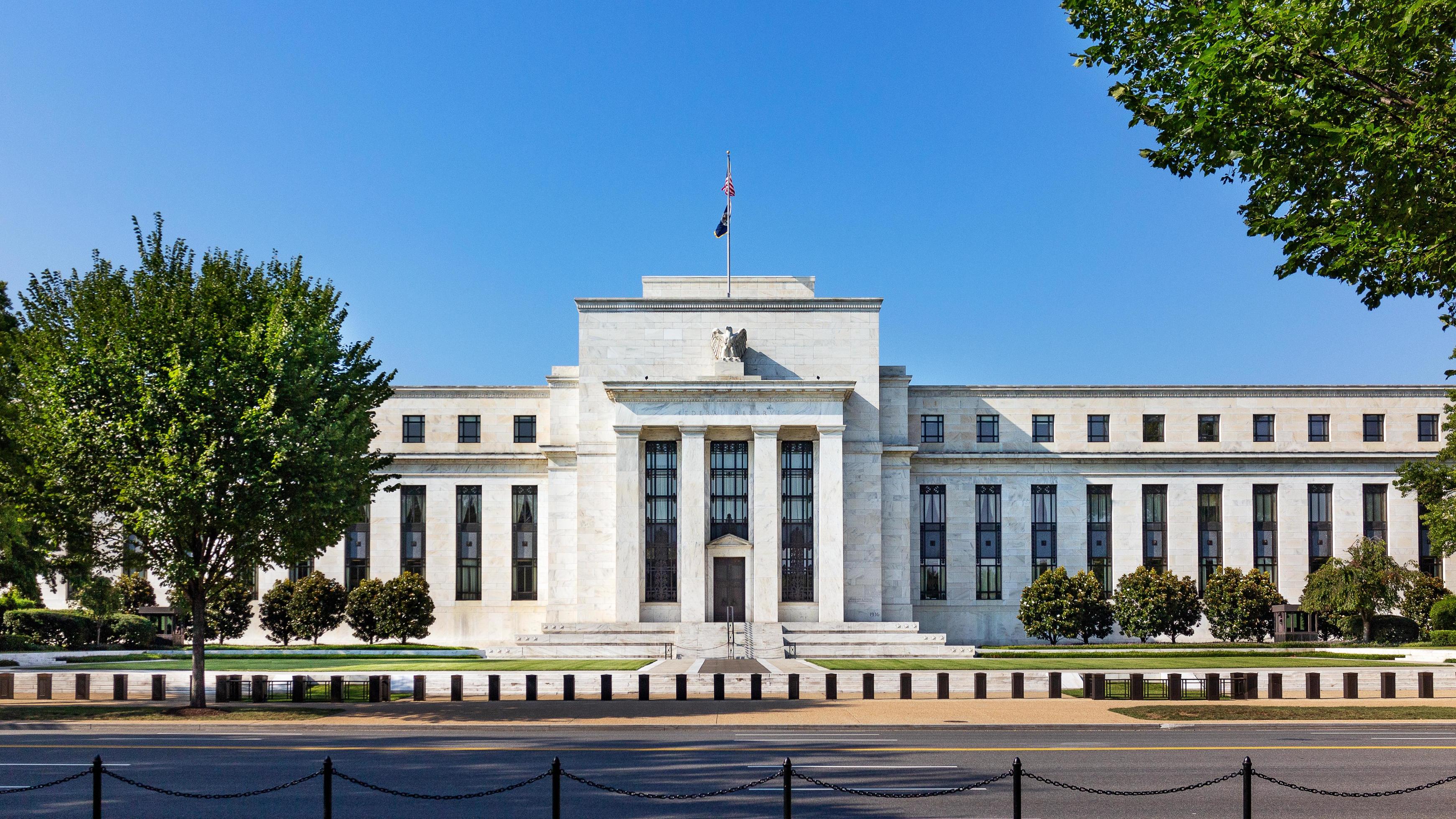 Illustration of bond market and Fed rates