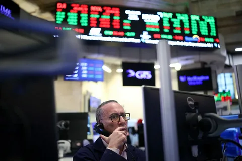 Stock exchange trading monitors showing falling global market indices after Federal Reserve decision