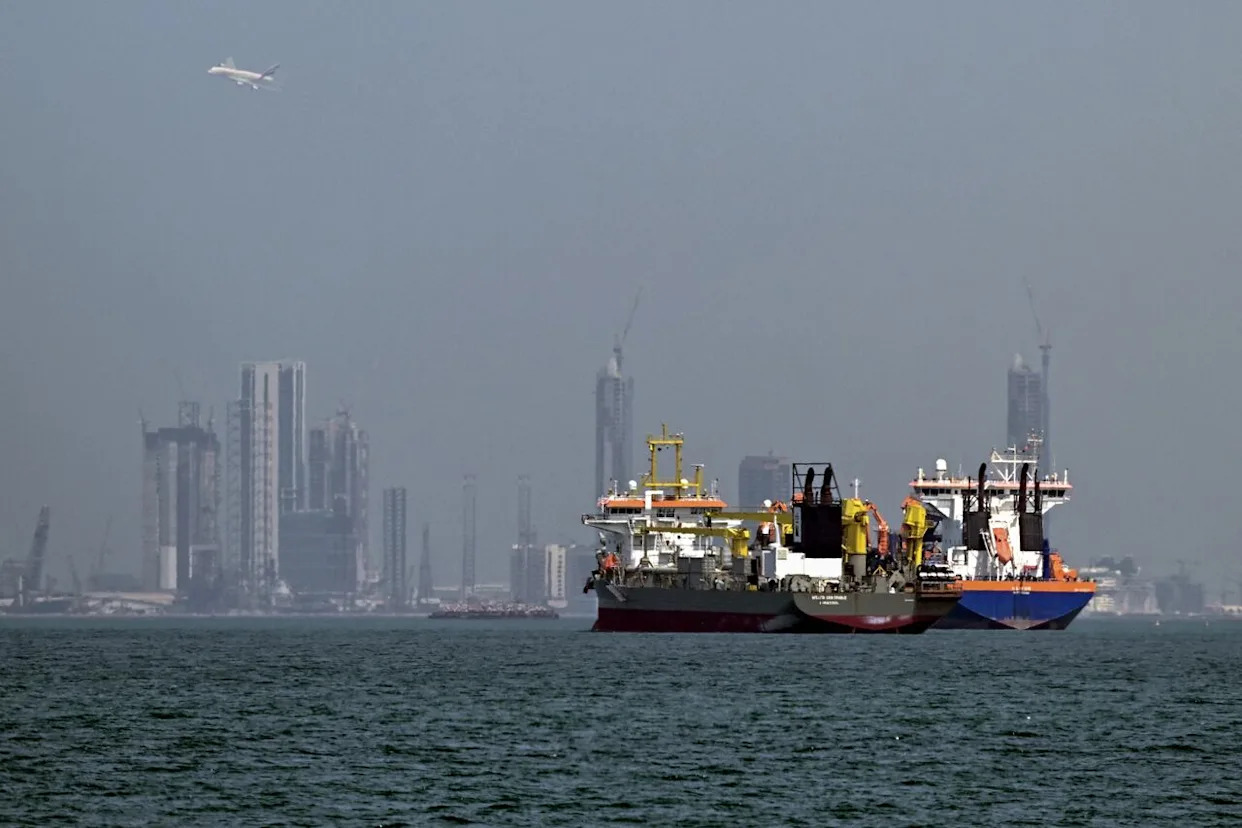 Illustration of Brent oil dynamics and the situation in the Strait of Hormuz