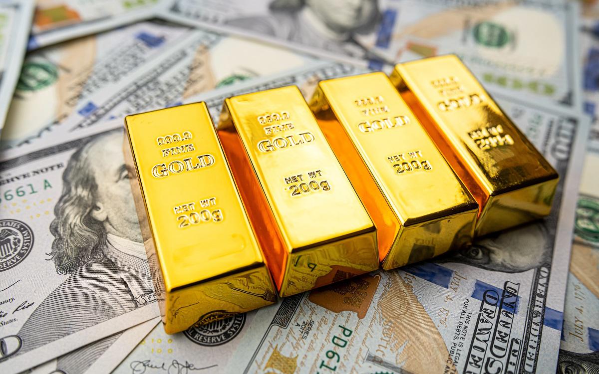 Illustration of gold level breakdown and Fed rate hike expectations